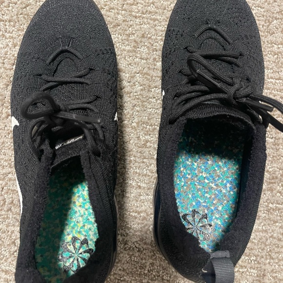 Nike vapormax Black and White Sneakers - Picture 4 of 5